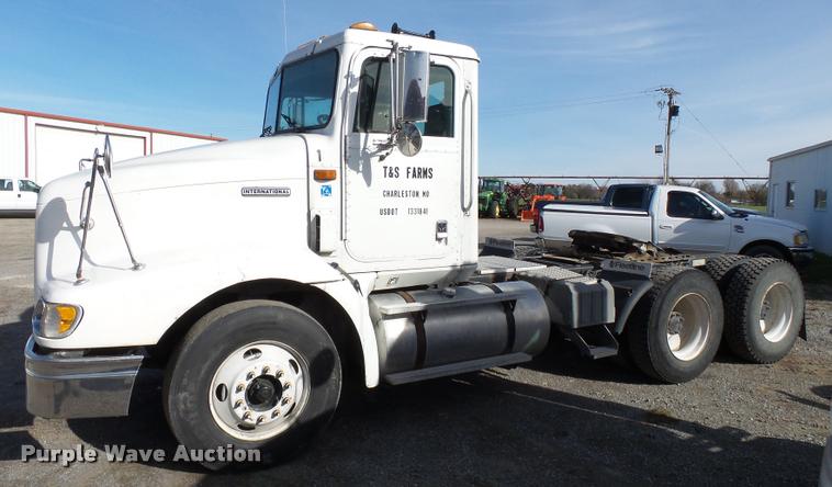 image for item K3420 2000 International 4900 semi truck