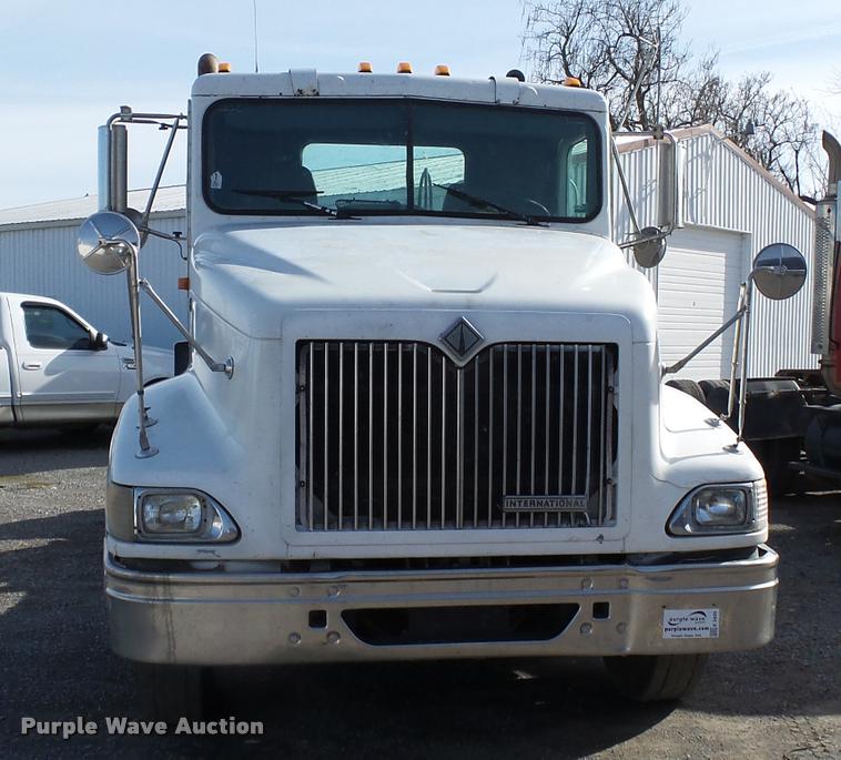 image for item K3420 2000 International 4900 semi truck