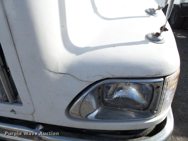 image for item K3420 2000 International 4900 semi truck