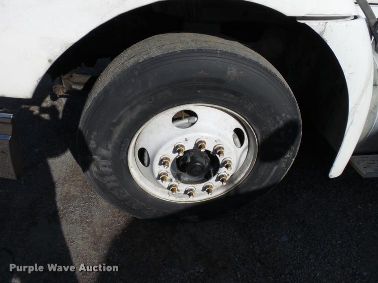 image for item K3420 2000 International 4900 semi truck