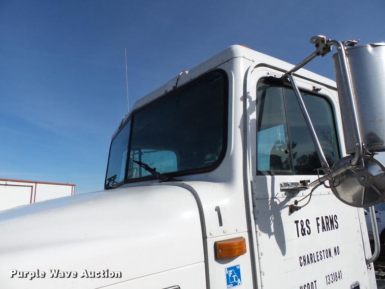 image for item K3420 2000 International 4900 semi truck