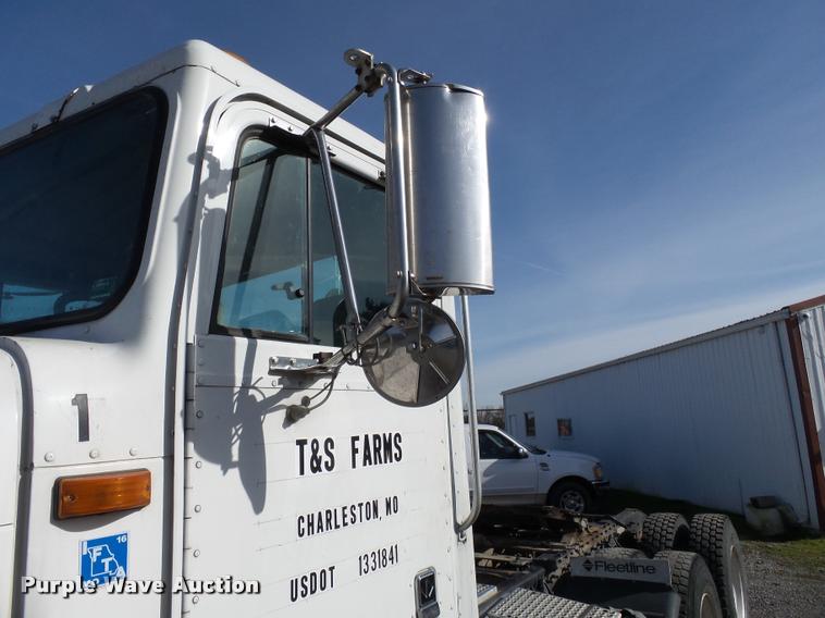 image for item K3420 2000 International 4900 semi truck