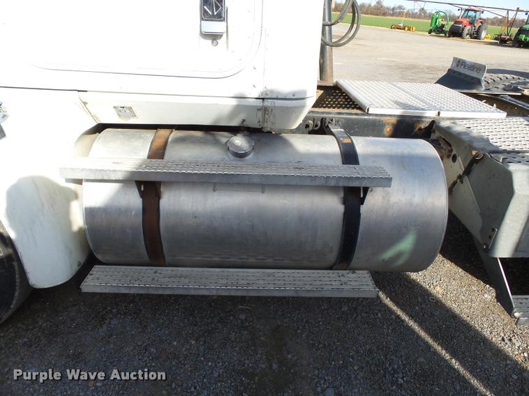 image for item K3420 2000 International 4900 semi truck