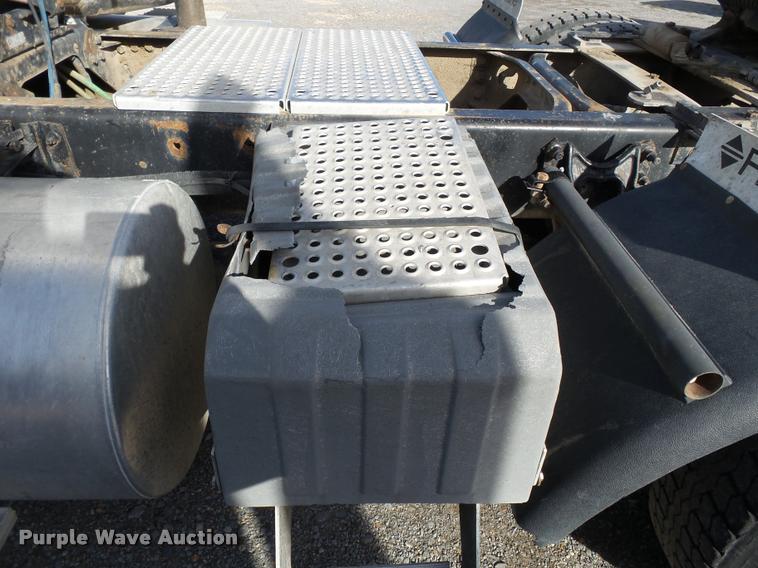 image for item K3420 2000 International 4900 semi truck