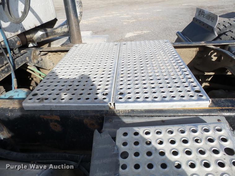 image for item K3420 2000 International 4900 semi truck