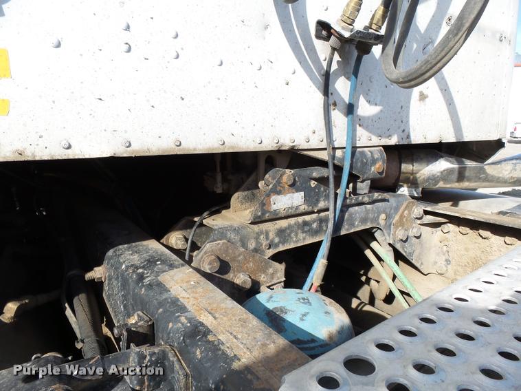 image for item K3420 2000 International 4900 semi truck