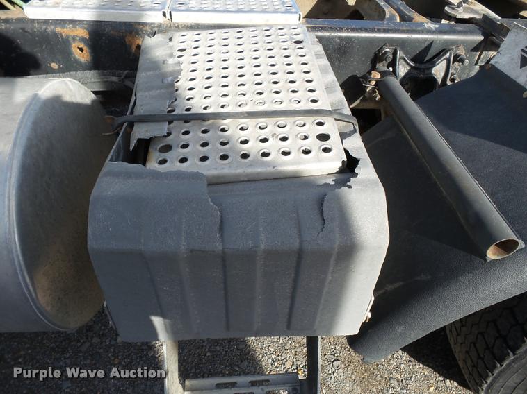 image for item K3420 2000 International 4900 semi truck