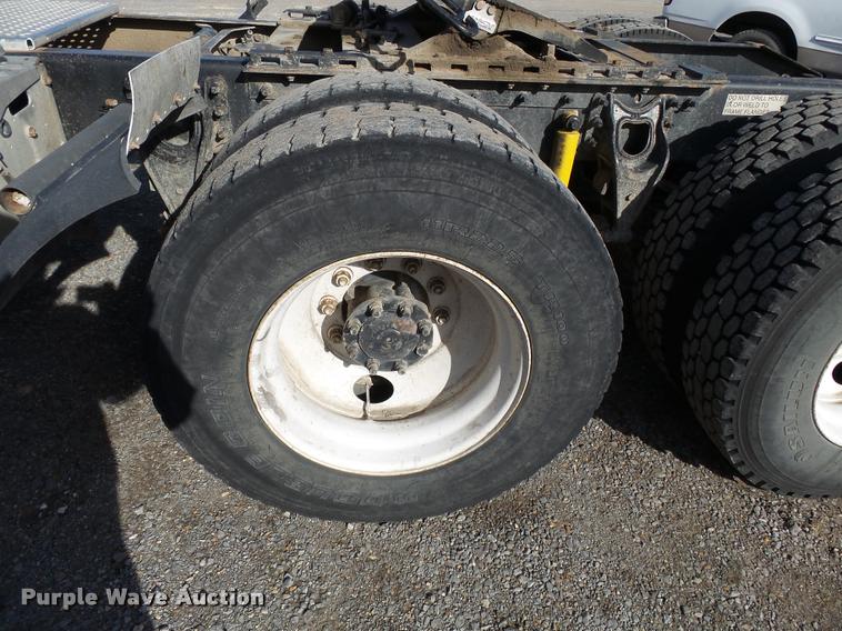 image for item K3420 2000 International 4900 semi truck