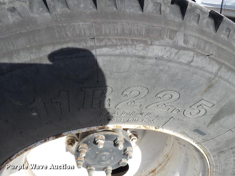 image for item K3420 2000 International 4900 semi truck