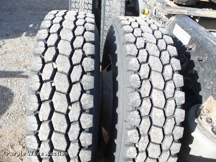 image for item K3420 2000 International 4900 semi truck