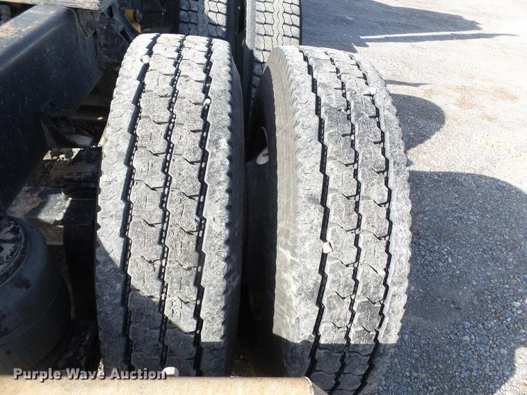 image for item K3420 2000 International 4900 semi truck