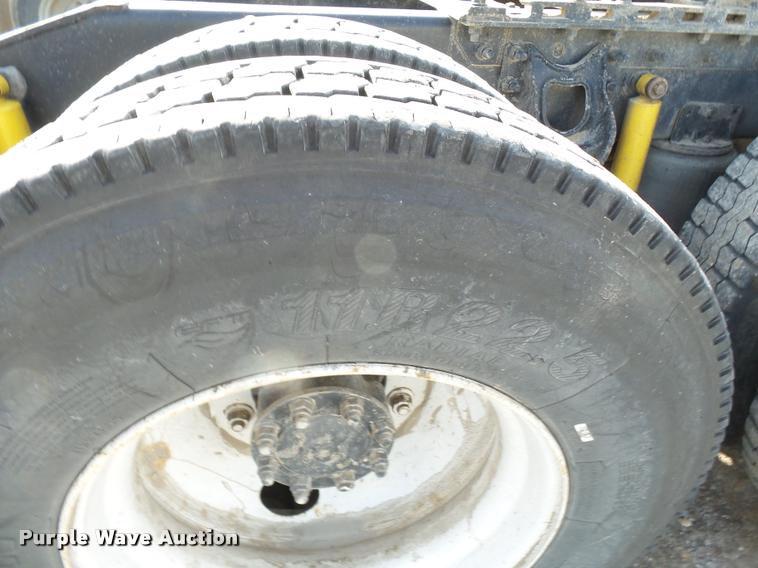 image for item K3420 2000 International 4900 semi truck