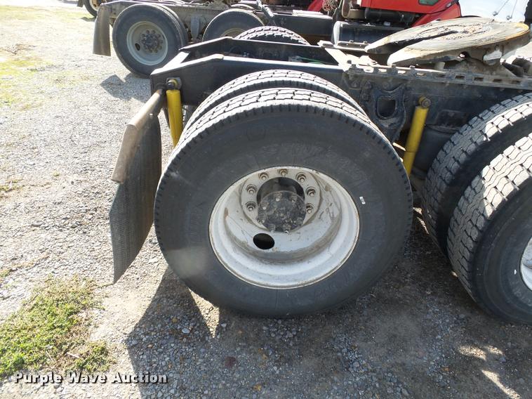 image for item K3420 2000 International 4900 semi truck