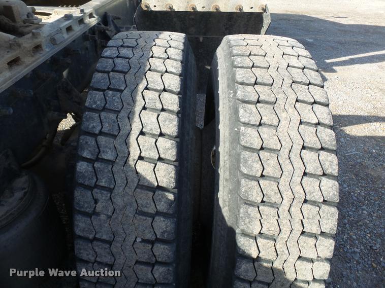 image for item K3420 2000 International 4900 semi truck