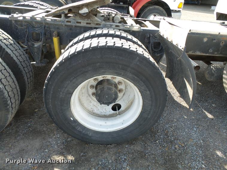 image for item K3420 2000 International 4900 semi truck