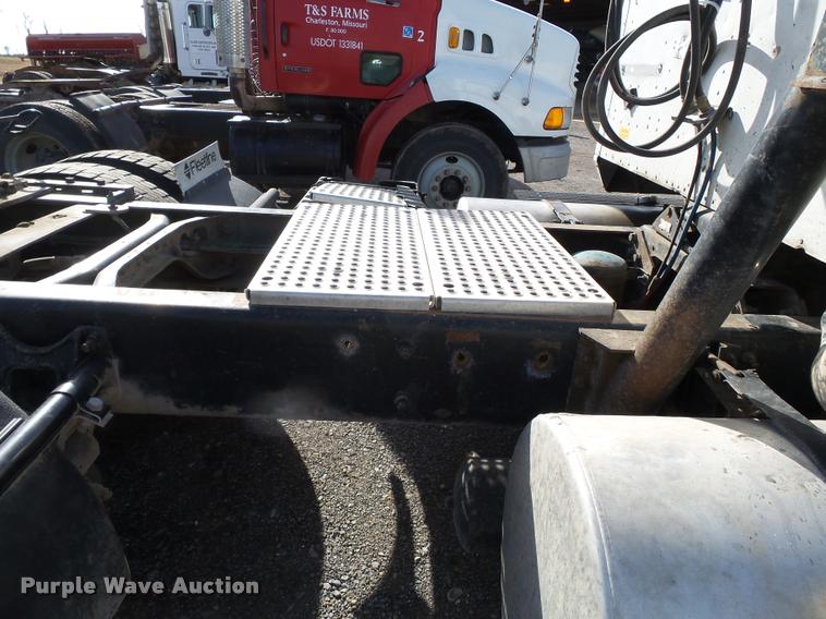 image for item K3420 2000 International 4900 semi truck