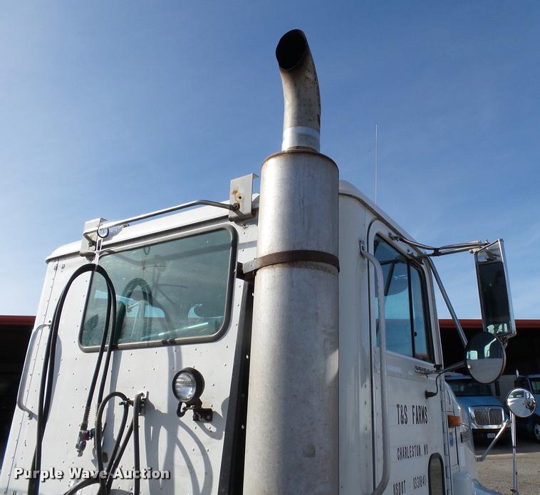 image for item K3420 2000 International 4900 semi truck