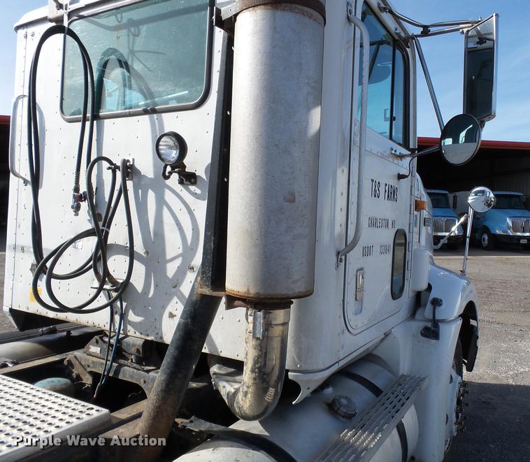 image for item K3420 2000 International 4900 semi truck