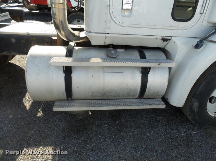 image for item K3420 2000 International 4900 semi truck