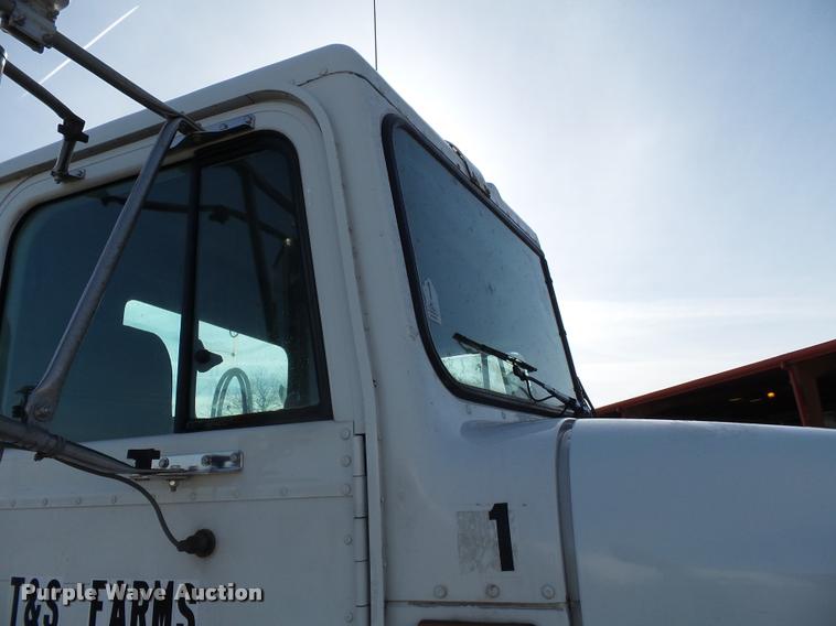 image for item K3420 2000 International 4900 semi truck