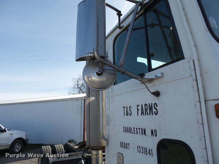 image for item K3420 2000 International 4900 semi truck