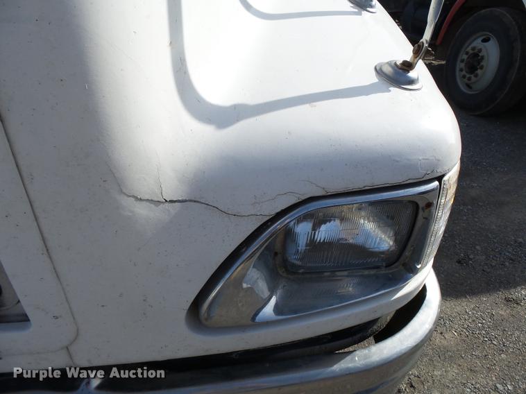 image for item K3420 2000 International 4900 semi truck