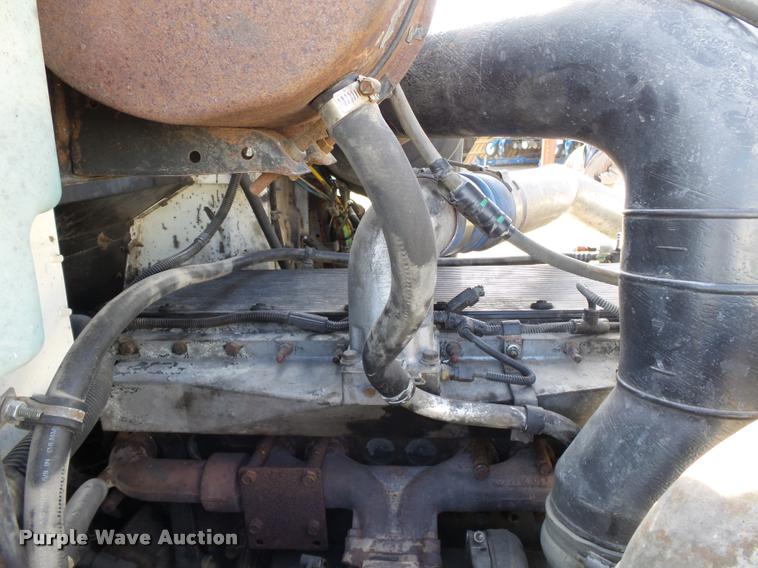 image for item K3420 2000 International 4900 semi truck