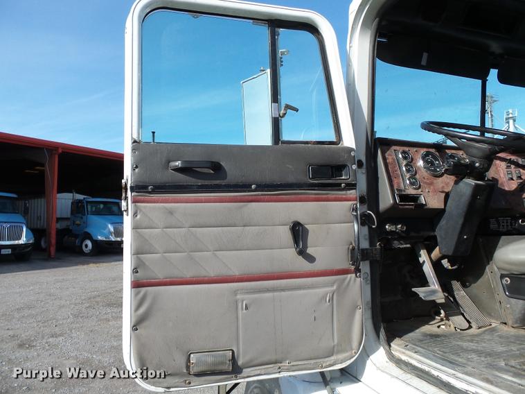 image for item K3420 2000 International 4900 semi truck