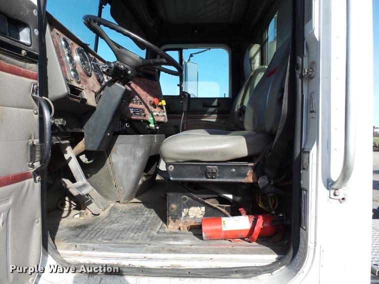 image for item K3420 2000 International 4900 semi truck