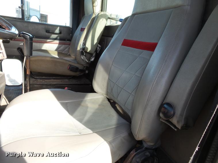 image for item K3420 2000 International 4900 semi truck