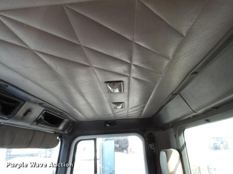 image for item K3420 2000 International 4900 semi truck