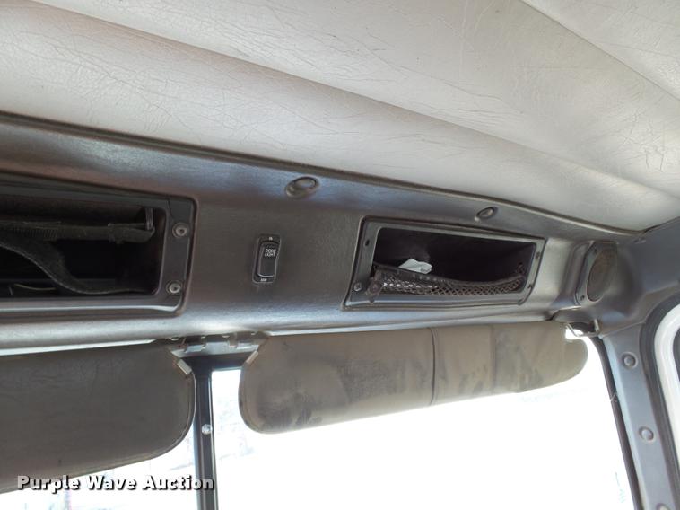 image for item K3420 2000 International 4900 semi truck