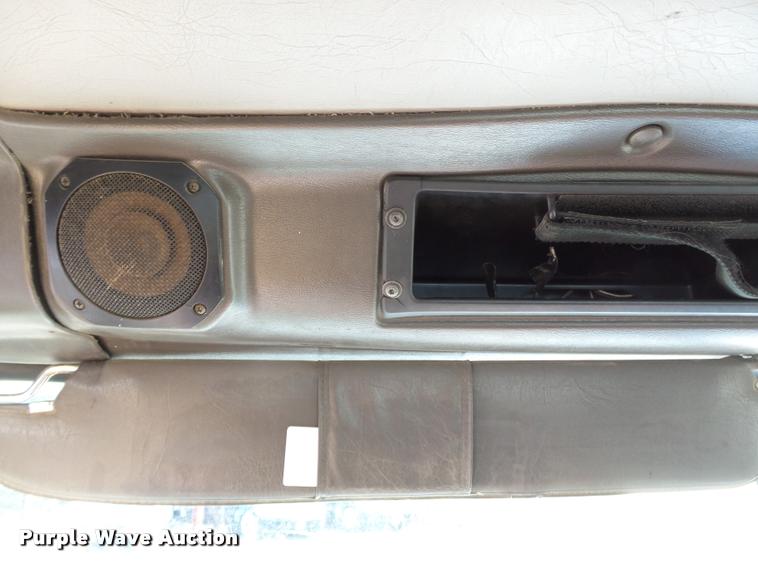 image for item K3420 2000 International 4900 semi truck