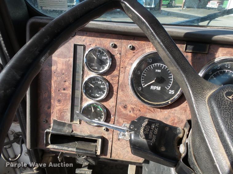 image for item K3420 2000 International 4900 semi truck