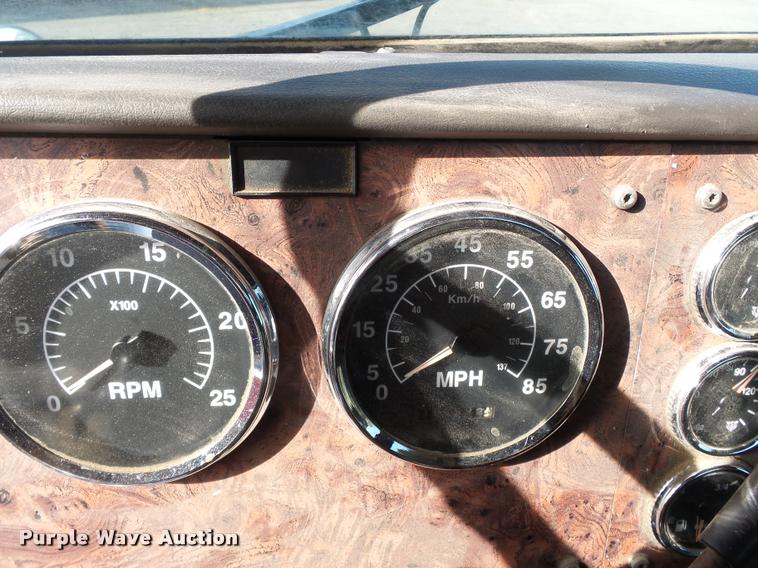 image for item K3420 2000 International 4900 semi truck