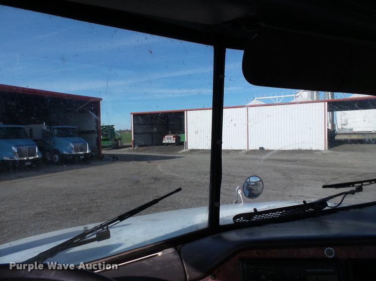 image for item K3420 2000 International 4900 semi truck