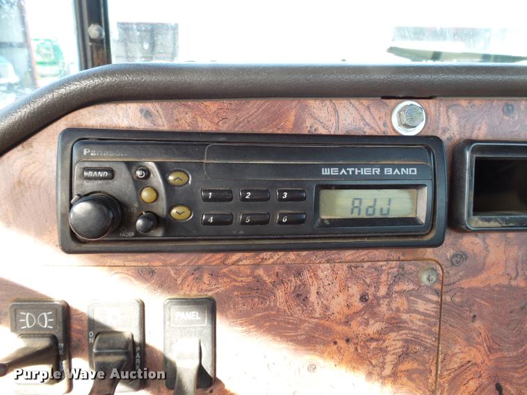 image for item K3420 2000 International 4900 semi truck