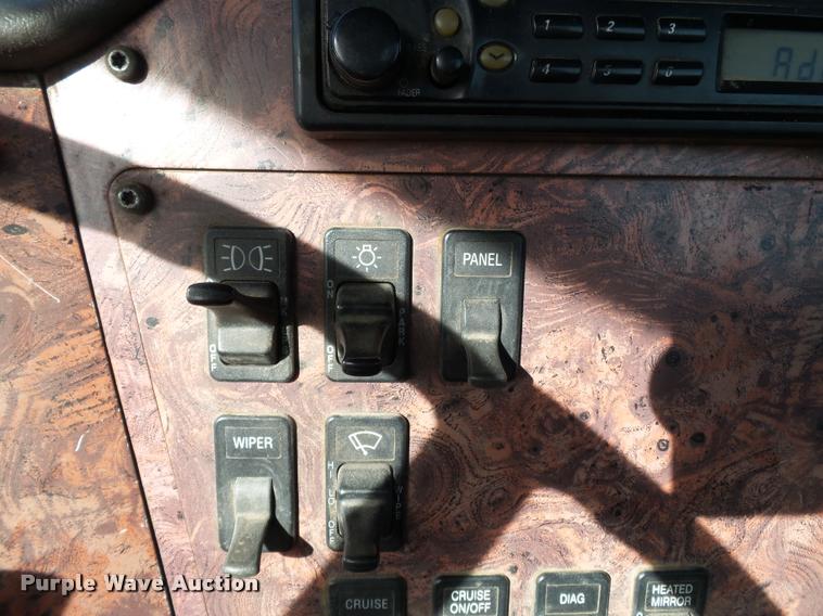 image for item K3420 2000 International 4900 semi truck