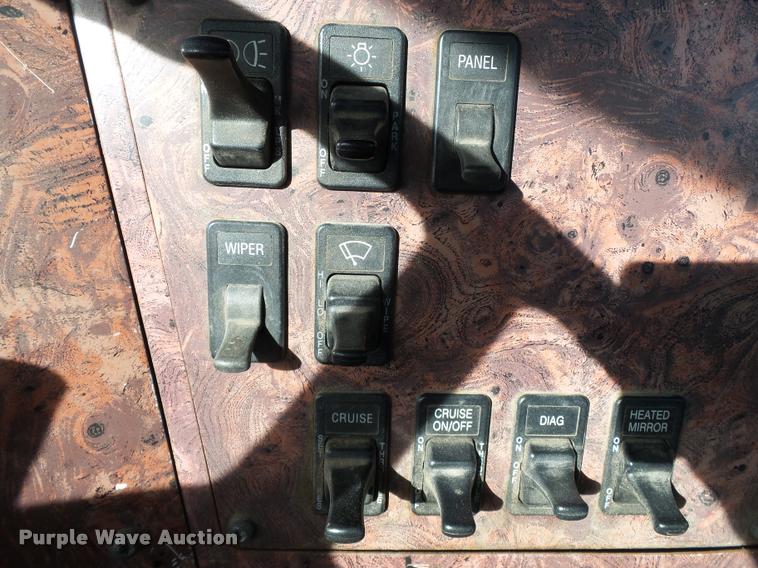 image for item K3420 2000 International 4900 semi truck