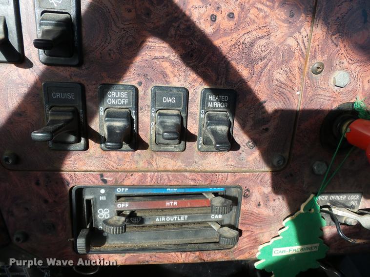 image for item K3420 2000 International 4900 semi truck