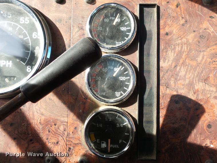 image for item K3420 2000 International 4900 semi truck