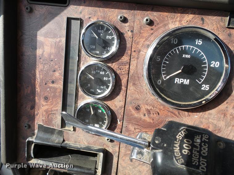 image for item K3420 2000 International 4900 semi truck