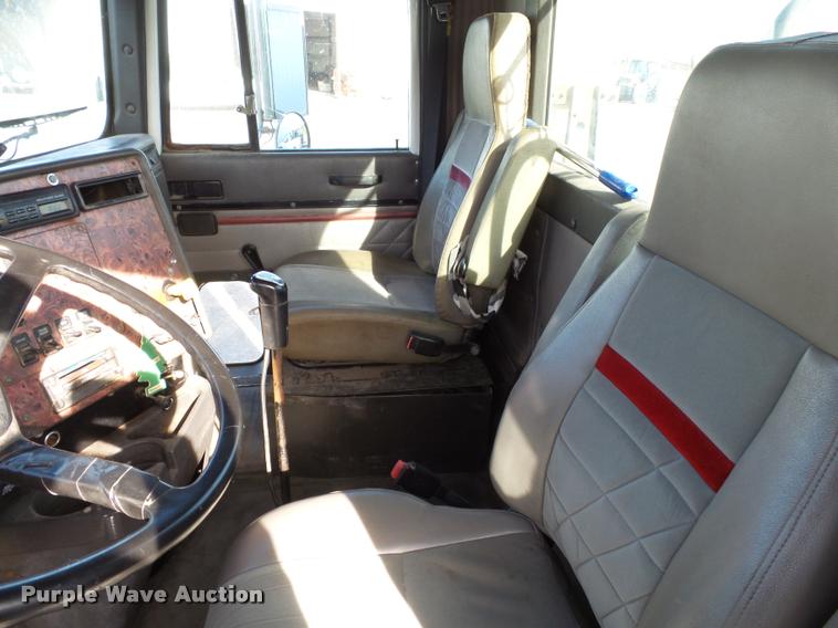 image for item K3420 2000 International 4900 semi truck