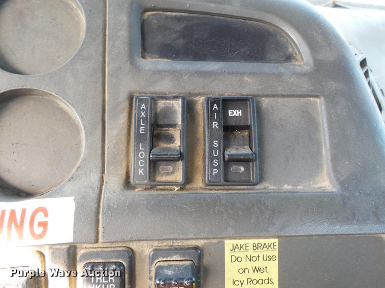 image for item K3421 2000 Sterling A9500 semi truck