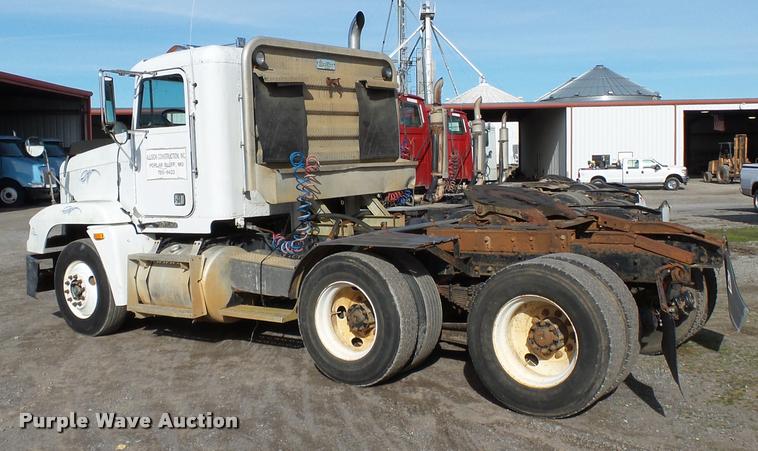 image for item K3423 1993 Freightliner FLD semi truck