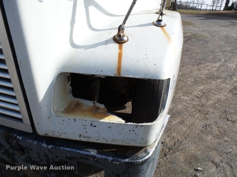 image for item K3423 1993 Freightliner FLD semi truck