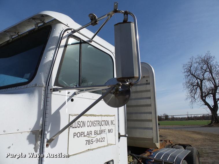 image for item K3423 1993 Freightliner FLD semi truck