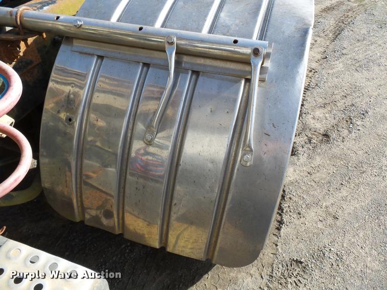 image for item K3423 1993 Freightliner FLD semi truck