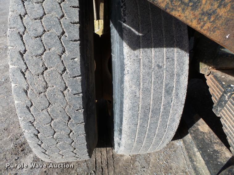 image for item K3423 1993 Freightliner FLD semi truck