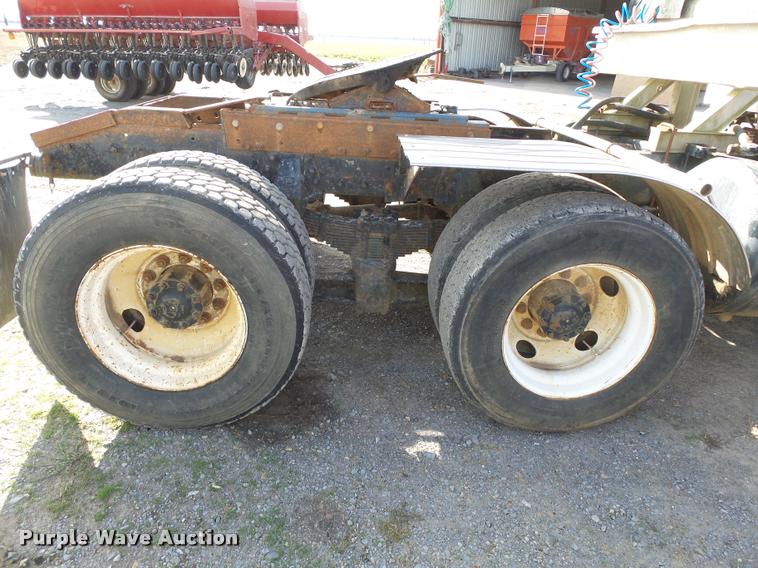 image for item K3423 1993 Freightliner FLD semi truck